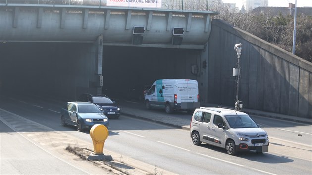 Kamery v brněnském Husovickém tunelu přistihly hned v prvním dnu jejich zkušebního provozu víc než osm tisíc řidičů, kteří překročili rychlost.