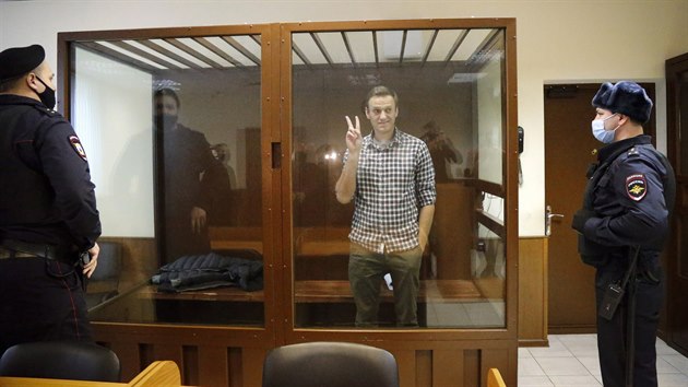 Rusk vdce opozice Alexej Navalnyj stoj v kleci u Babukinskho okresnho soudu v Moskv. (20. nora 2021)