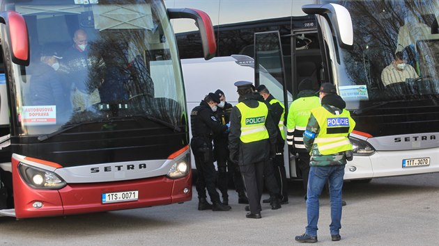 Odjezd astnk na protivldn demonstraci do Prahy, kterou organizuje poslanec Lubomr Voln. Autobusy nabraly prvn cestujc v est hodin rno v Karvin, pro dal zamily do Orlov. U od zatku je sledovaly destky policist.(7. bezna 2021)