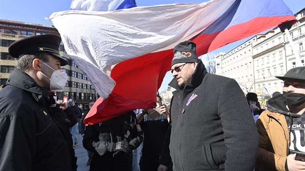 Poslanec Lubomr Voln pichz na demonstraci, kterou uspodala na Vclavskm nmst v Praze iniciativa My spolen. Policie nmst uzavela a pustila tam jen povolench 100 astnk a obany, kte tam bydl. (7. bezna 2021)