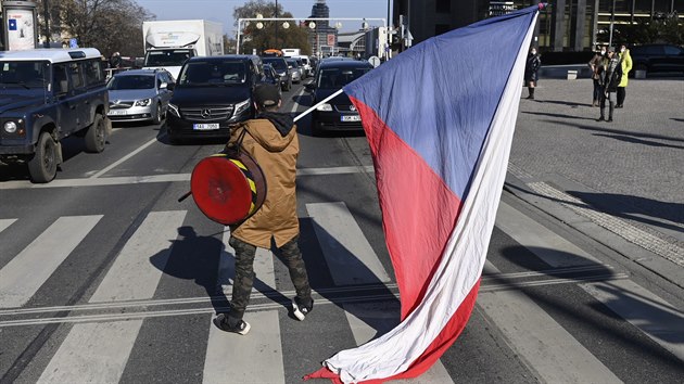 astnk demonstrace, kterou uspodala na Vclavskm nmst v Praze iniciativa My spolen, blokuje provoz na magistrle. Policie nmst uzavela a pustila tam jen povolench 100 astnk a obany, kte tam bydl. (7. bezna 2021)