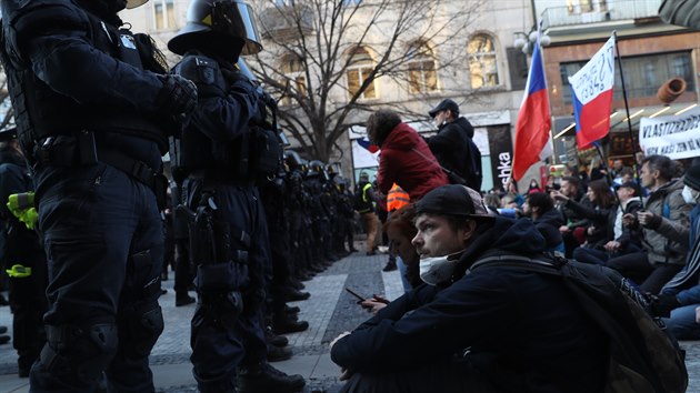 Na praskm Staromstskm nmst demonstrovali lid proti vldnm opatenm, demonstraci svolala iniciativa Chcpl PES. Policie demonstranty legitimovala. (7. bezna 2021)