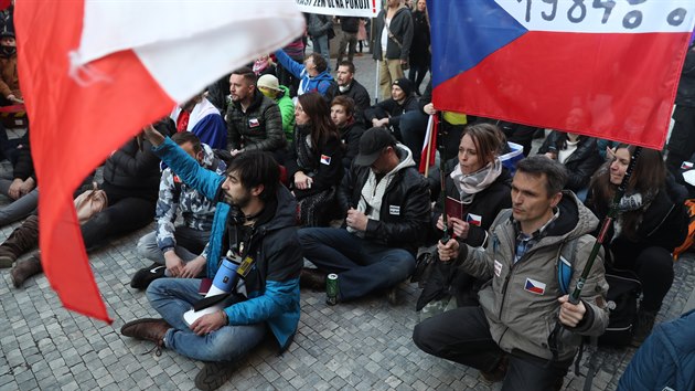 Na pražském Staroměstském náměstí demonstrovali lidé proti vládním opatřením, demonstraci svolala iniciativa Chcípl PES. Policie demonstranty legitimovala. (7. března 2021)