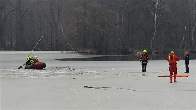 Hasiči k záchraně tří dětí, pod kterými se probořil led na zámeckém rybníku v Žamberku, museli použít člun.