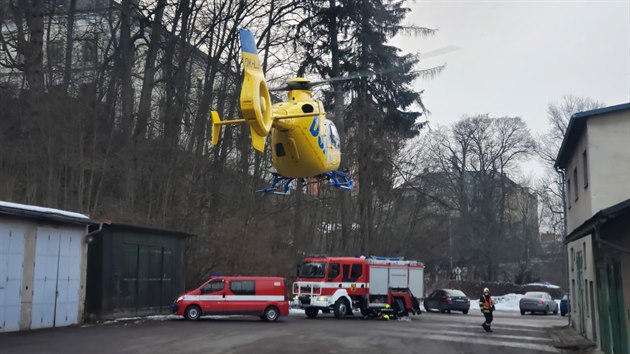 Pod třemi dětmi se na rybníku v Žamberku prolomil led. Na místě zasahovaly tři vrtulníky.