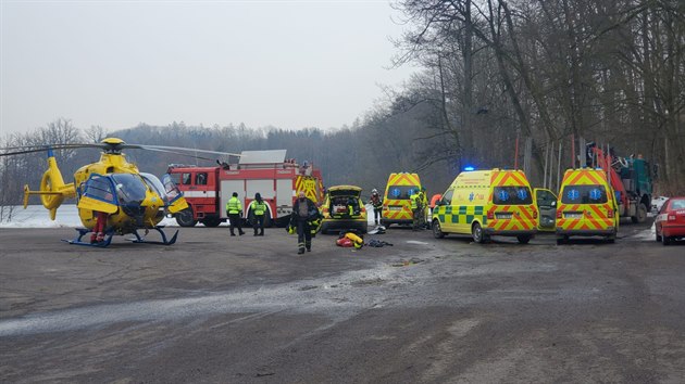 Pod třemi dětmi se na rybníku v Žamberku prolomil led. Na místě zasahovaly tři vrtulníky a několik posádek záchranářů.