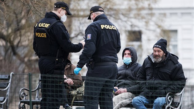 Policie u hlavnho ndra v Praze kontroluje dodrovn zpsnnch opaten (1. bezna 2021)