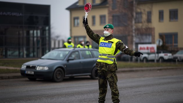 Policejn hldka spolu s pslunky armdy kontroluje dodrovn nazen o omezen pohybu mezi okresy. Na snmku kontroln stanovit ve Vestci u Prahy. (3. bezna 2021)