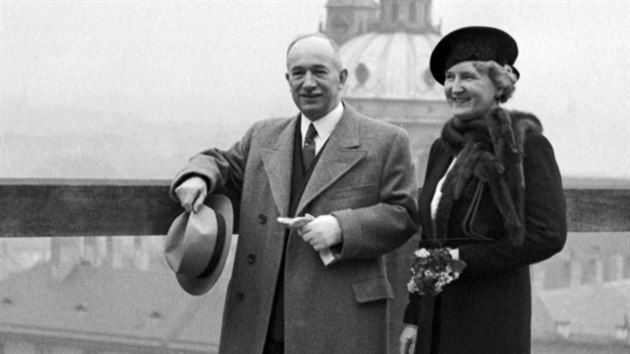 Prezident Edvard Bene s manelkou Hanou v zmeckm parku na Praskm hrad. (6. dubna 1938)