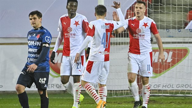 Slávistický útočník Stanislav Tecl (vpravo) přijímá gratulace k hattricku v pohárovém utkání proti Karlovým Varům.