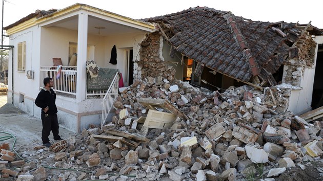 Zemětřesení zasáhlo ve středu část Řecka. Otřesy, které byly znatelné také v Albánii, Severní Makedonii, Kosovu nebo Černé Hoře, si nevyžádaly oběti na životech. Poškodily ale budovy například ve vesnici Mesochori ve středním Řecku. (3. března 2021)