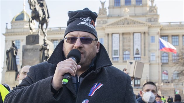 Poslanec Lubomír Volný před zatčením hovoří na Václavském náměstí. (7. března 2021)