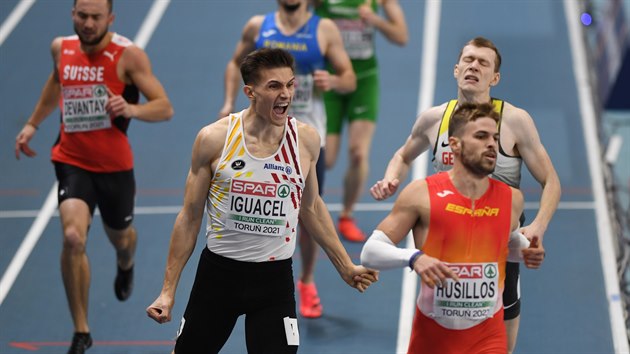 Španěl Óscar Husillos a Belgičan Christian Iguacel, postupující z třetího rozběhu závodu na 400 metrů.