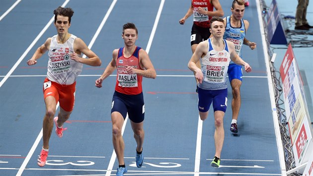 Pavel Maslák finišuje na prvním místě rozběhu závodu na 400 metrů na halovém mistrovství Evropy.