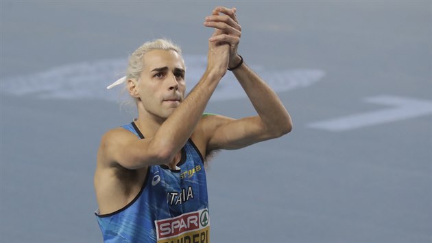 Ital Gianmarco Tamberi během finále výšky na halovém mistrovství Evropy v Toruni 2021.