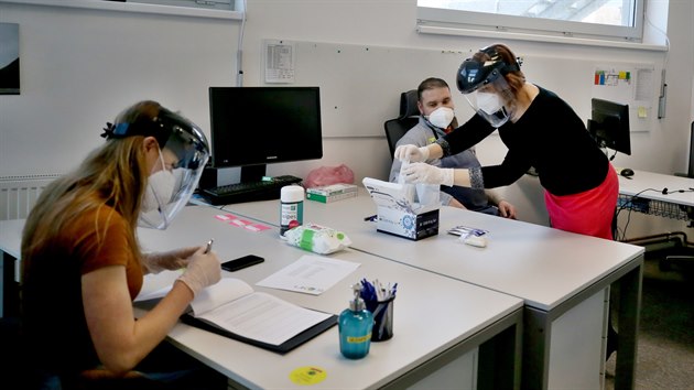 Výrobní a stavební firma Liko-S ve Slavkově u Brna testuje zaměstnance sama dobrovolně už od začátku roku. A to kombinací testů – jedny ze stěru z nosohltanu a další ze vzorku krve, které detekují protilátky.