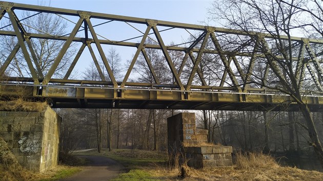 Železniční most v Havlíčkově Brodě nad soutokem Sázavy a Šlapanky je už 35 let jen provizorní. Svědčí o tom jeho usazení. Nad středními pilíři jakoby se ocelová konstrukce vznášela.