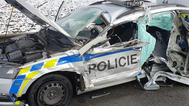 Při dopravní nehodě u Náměště nad Oslavou narazilo do služebního vozidla policie nákladní auto, které dostalo na kluzké silnici smyk.