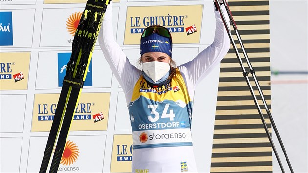 Ebba Anderssonová slaví bronz na volné desítce na mistrovství světa v Oberstdorfu.