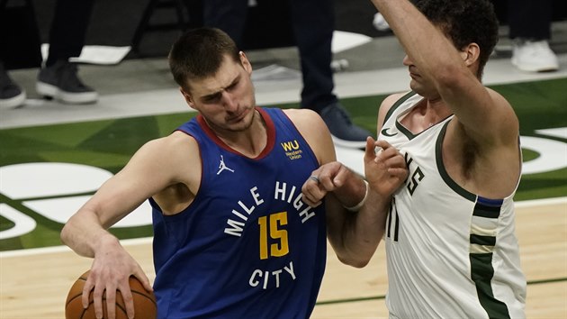 Nikola Joki z Denveru si dl prostor, proti nmu Brook Lopez z Milwaukee.