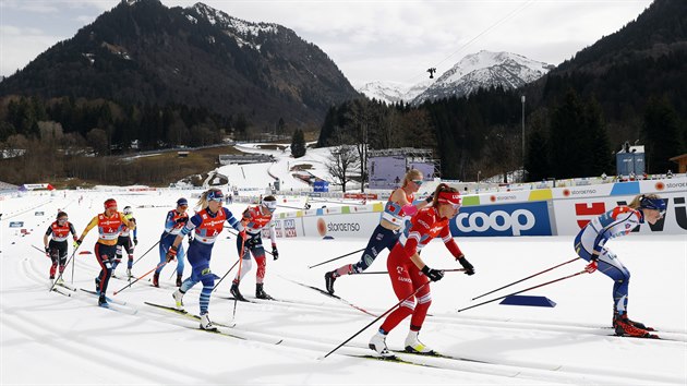 Momentka ze závodu štafet běžkyň na lyžích na mistrovství světa v Oberstdorfu.