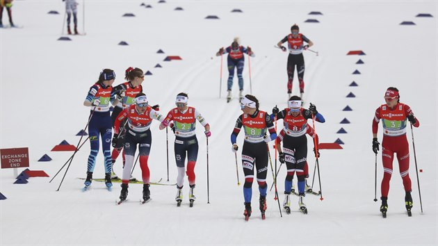 Kateřina Razýmová na předávce s Petrou Novákovou na prvním místě v závodu štafet běžkyň na lyžích na mistrovství světa v Oberstdorfu.