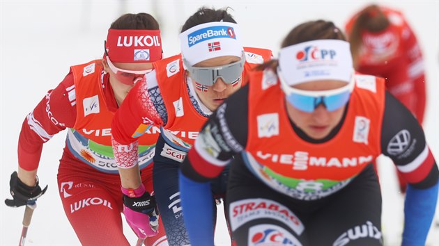 Petra Nováková v čele závodu štafet běžkyň na lyžích na mistrovství světa v Oberstdorfu.
