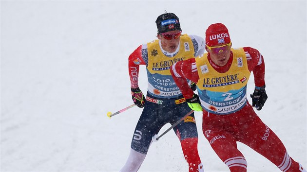 Johannes Klaebo stíhá Alexandra Bolšunova ve štafetě na mistrovství světa v Oberstdorfu.