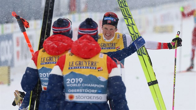 Johannes Klaebo slaví s norskými parťáky triumf ve štafetě na mistrovství světa v Oberstdorfu.