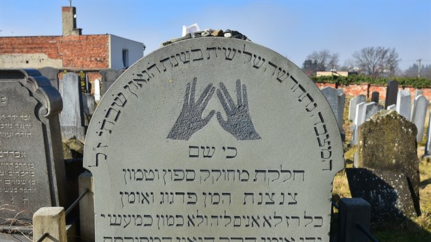 Hrob v Holešově je plný papírků z celého světa, kvůli přímluvě rabína Šacha