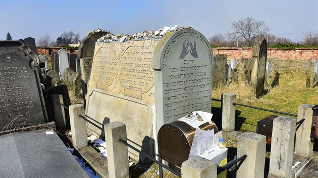 Hrob rabna acha na idovskm hbitov v Holeov (bezen 2021)