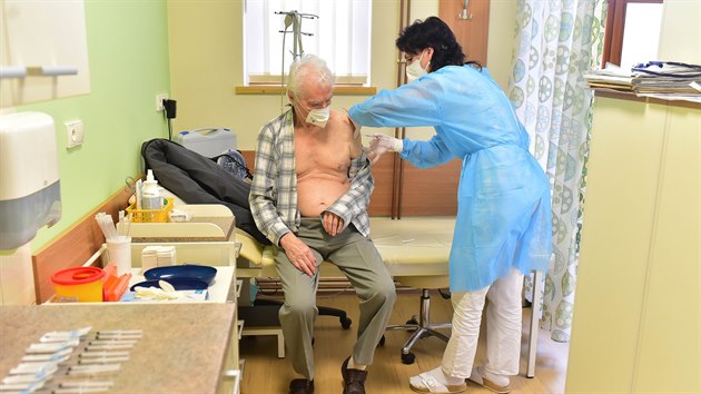 Seniory v Hošťálkové naočkovali v ordinaci praktického lékaře.