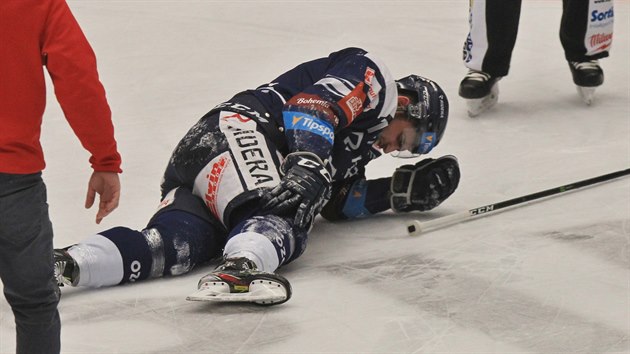 Vítkovický útočník Dominik Lakatoš zůstal na ledě po střetu s libereckým bekem Ondřejem Vitáskem. Bolelo ho koleno.