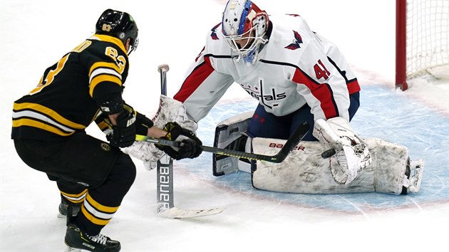 Brad Marchand z Bostonu v �anci p�ed washingtonsk�m brank��em V�tkem Van��kem