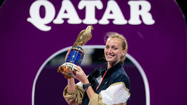 Petra Kvitová s trofejí pro vítězku turnaje v Dauhá.