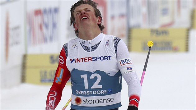 Norsk bec na lych Johannes Hsflot Klaebo projd clem zvodu na 50 kilometr klasicky v Oberstdorfu.
