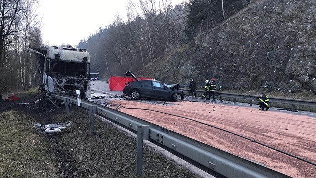 Na silnici ��slo 3 u Votic se srazil kamion s osobn�m autem. (1.3.2021)
