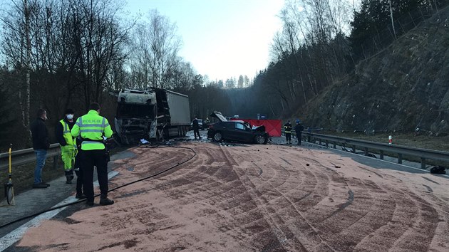 Na silnici 1/3 u Votic se srazil kamion s osobním autem. (1.3.2021)