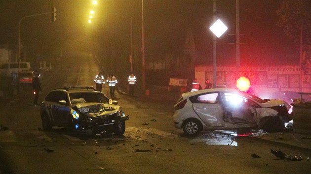 Policisté pronásledovali řidiče, při tom bourali do projíždějícího auta. (2.3.2021)