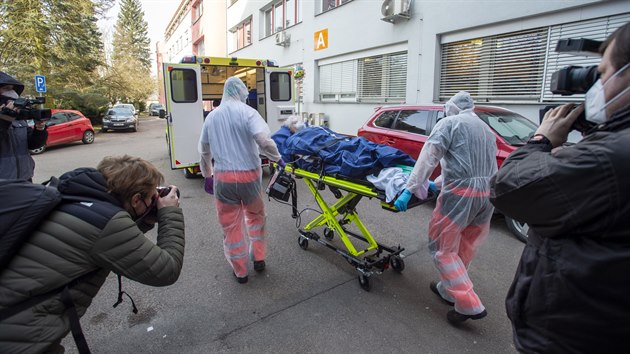 Pevoz pacientky s covidem-19 z Orlickosteck nemocnice do nemocnice v Polsku.