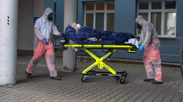 Pacientku měl do nemocnice v polské Ratiboři převážet vrtulník, nakonec ji na místo dopraví záchranáři sanitkou.