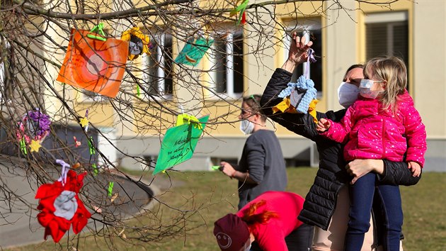 Zdobení stromu díků pro zdravotníky před chebskou nemocnicí.