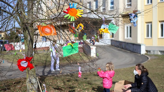 Zdobení stromu díků pro zdravotníky před chebskou nemocnicí.