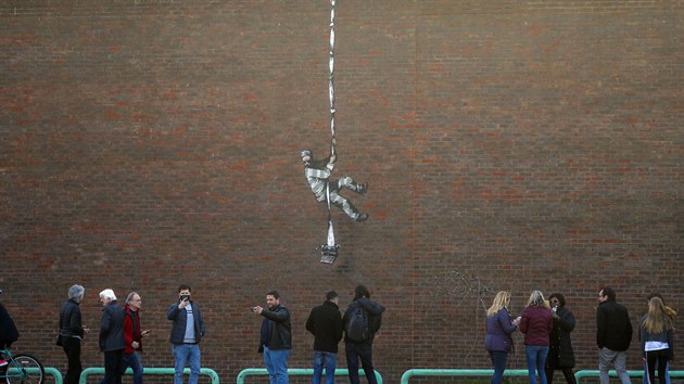 Banksyho „prchající vězeň“ na zdi věznice v Readingu