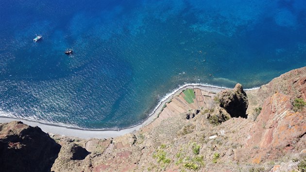 Na Madei�e je obhospoda�ov�n ka�d� kousek p�dy. N�kdy jsou minipol��ka zav�en� na skal�ch nebo pod nimi.