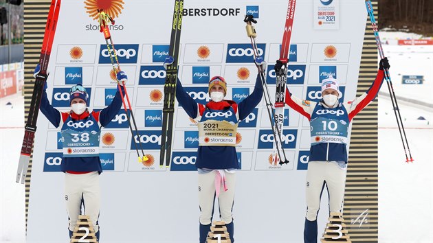 Norští lyžaři Simen Hegstad Krüger, Hans Christer Holund a Harald Östberg Amundsen (zleva) ovládli na MS stupně vítězů po 15 kilometrech volně.