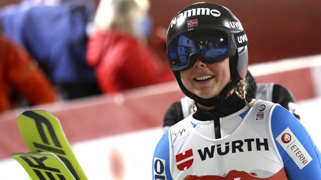 Norská skokanka na lyžích Maren Lundbyová slaví v Oberstdorfu světové zlato z velkého můstku.