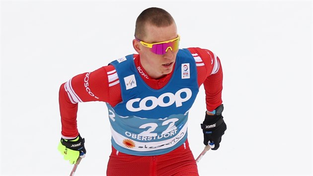 Ruský běžec Alexandr Bolšunov na trati 15 kilometrů volně v Oberstdorfu.