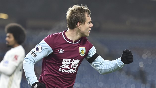 Matj Vydra z Burnley slav svj gl proti Leicesteru.