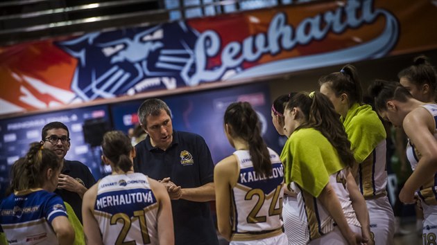 Chomutovsk basketbalistky a jejch trenr Tom Eisner